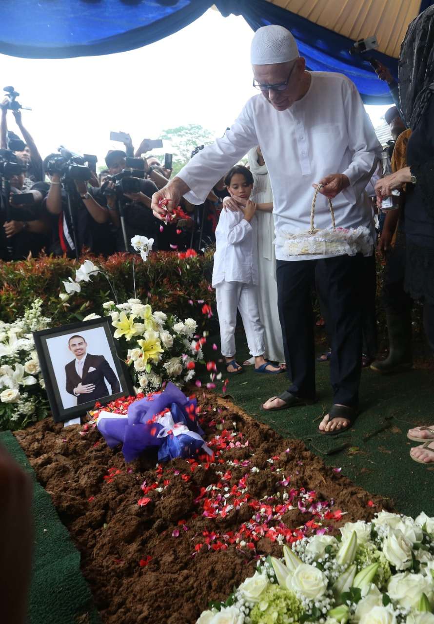 Pesan Penuh Cinta Ayah Ashraf Sinclair Bikin BCL Menangis