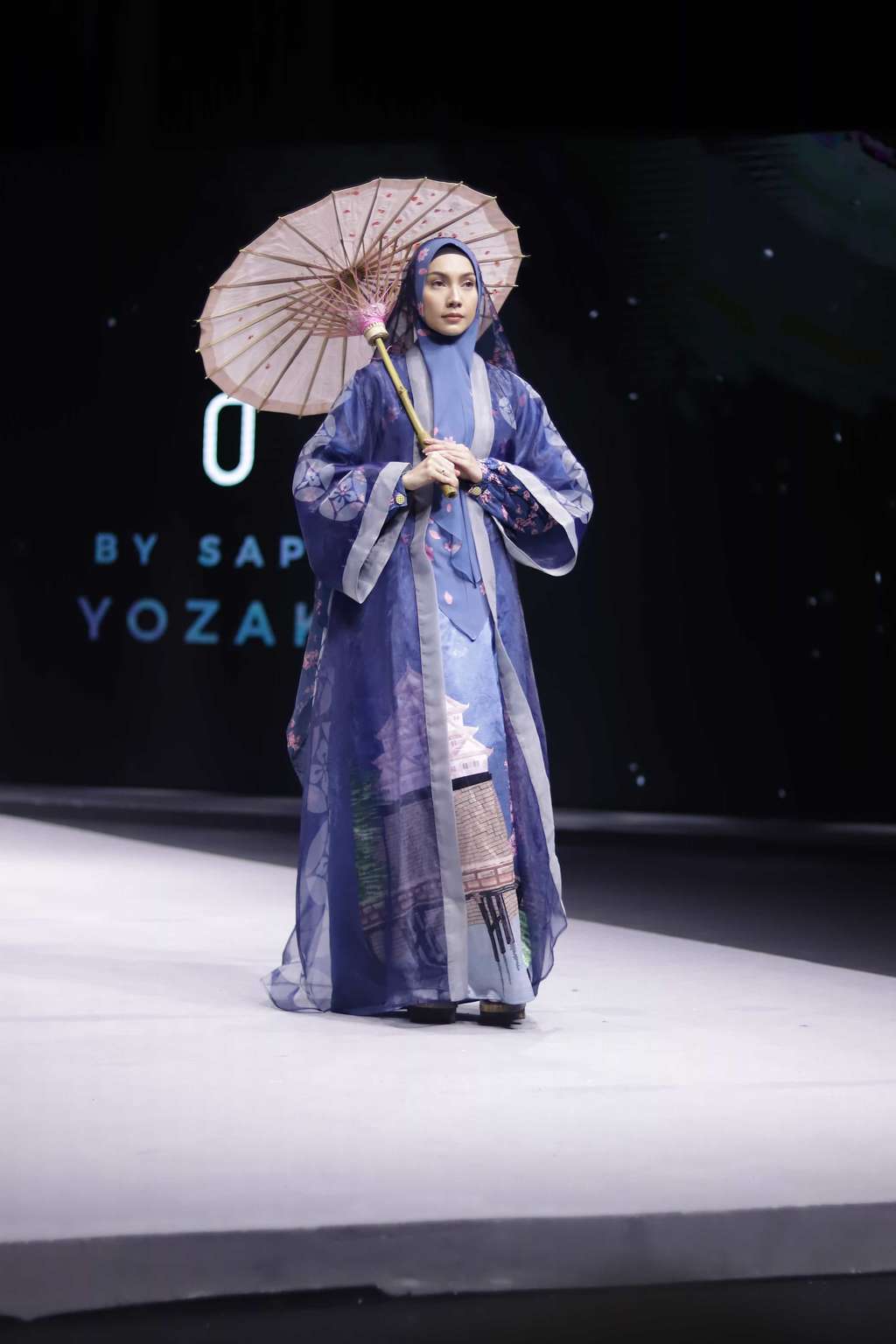 Elegan, Kimono dan Keindahan Bunga Sakura Menjadi Busana Syari