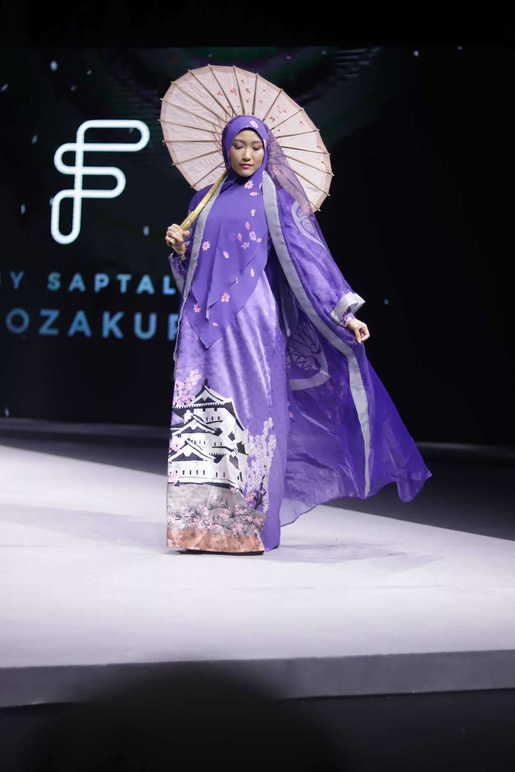 Elegan, Kimono dan Keindahan Bunga Sakura Menjadi Busana Syari
