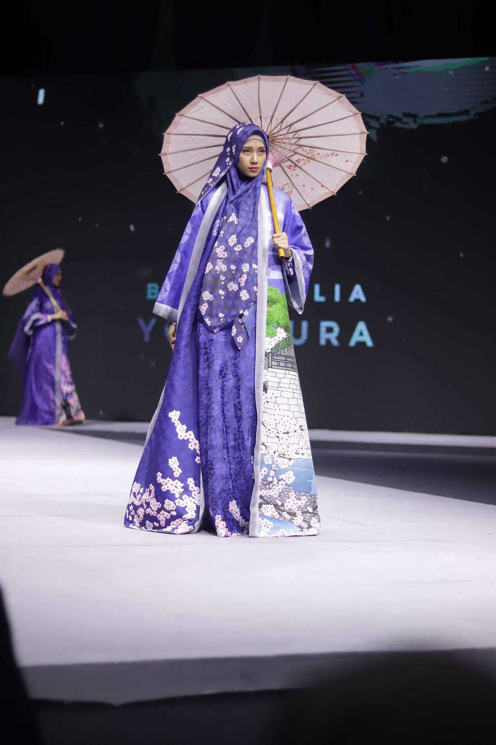Elegan, Kimono dan Keindahan Bunga Sakura Menjadi Busana Syari