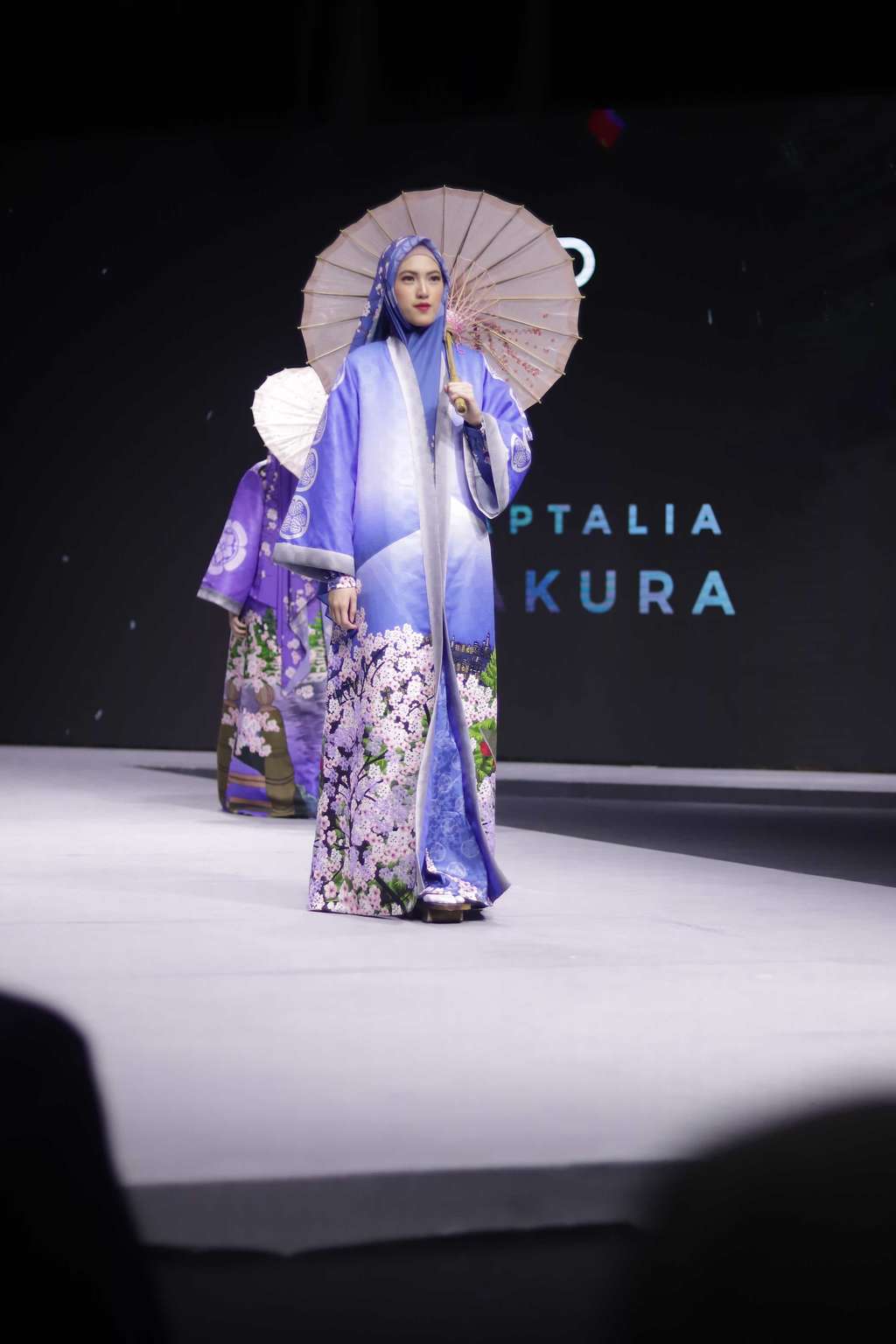 Elegan, Kimono dan Keindahan Bunga Sakura Menjadi Busana Syari