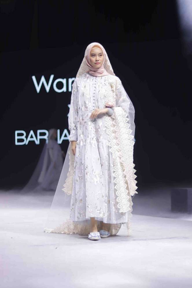 Cantiknya Dewi Sandra dengan Gamis Corak Bunga Langka India