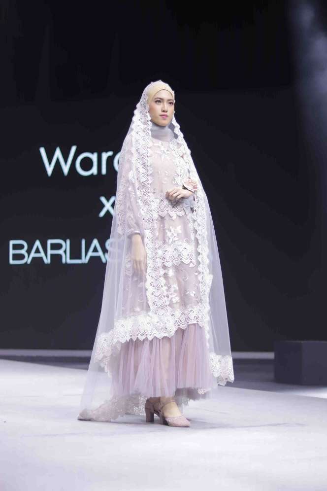 Cantiknya Dewi Sandra dengan Gamis Corak Bunga Langka India