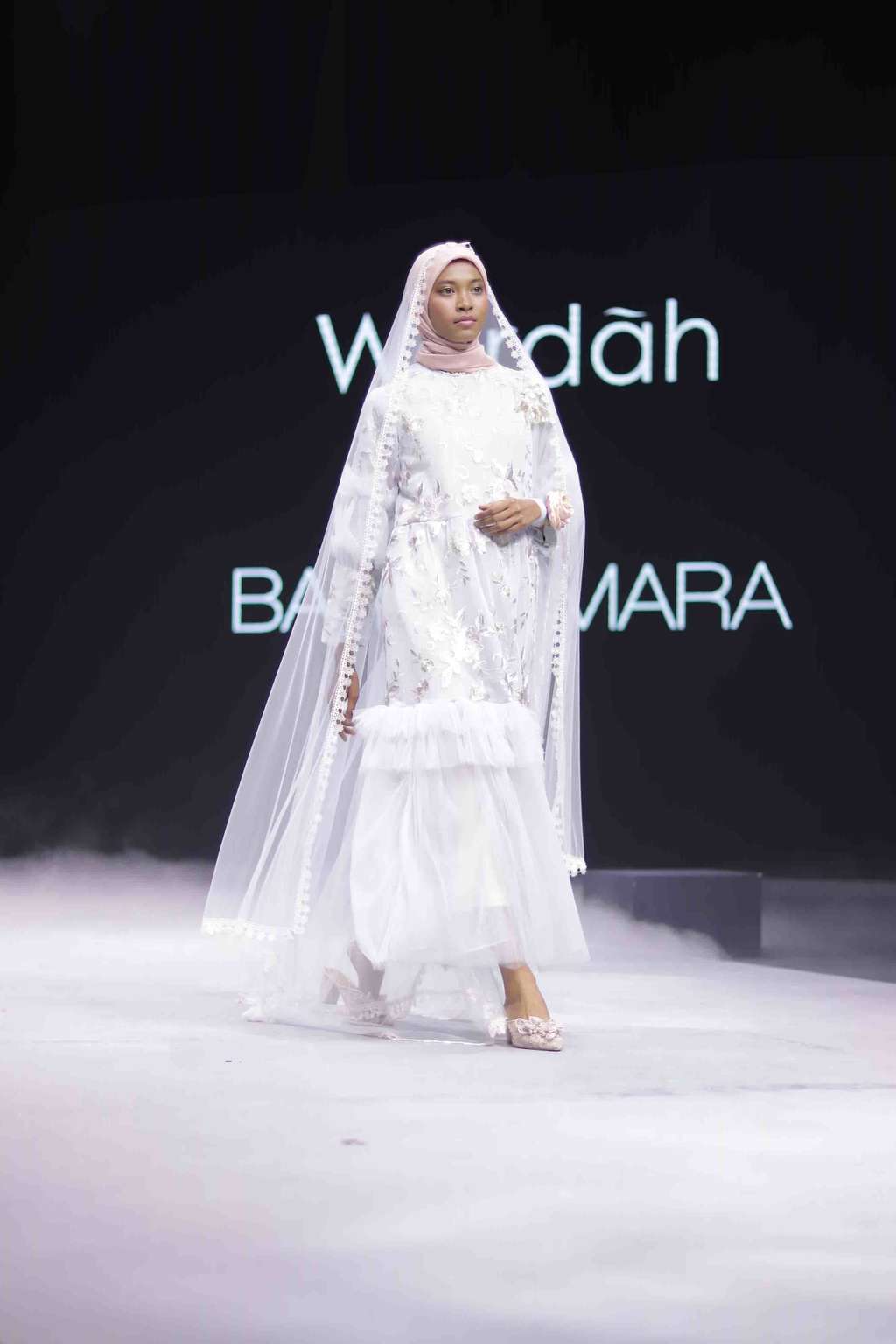 Cantiknya Dewi Sandra dengan Gamis Corak Bunga Langka India