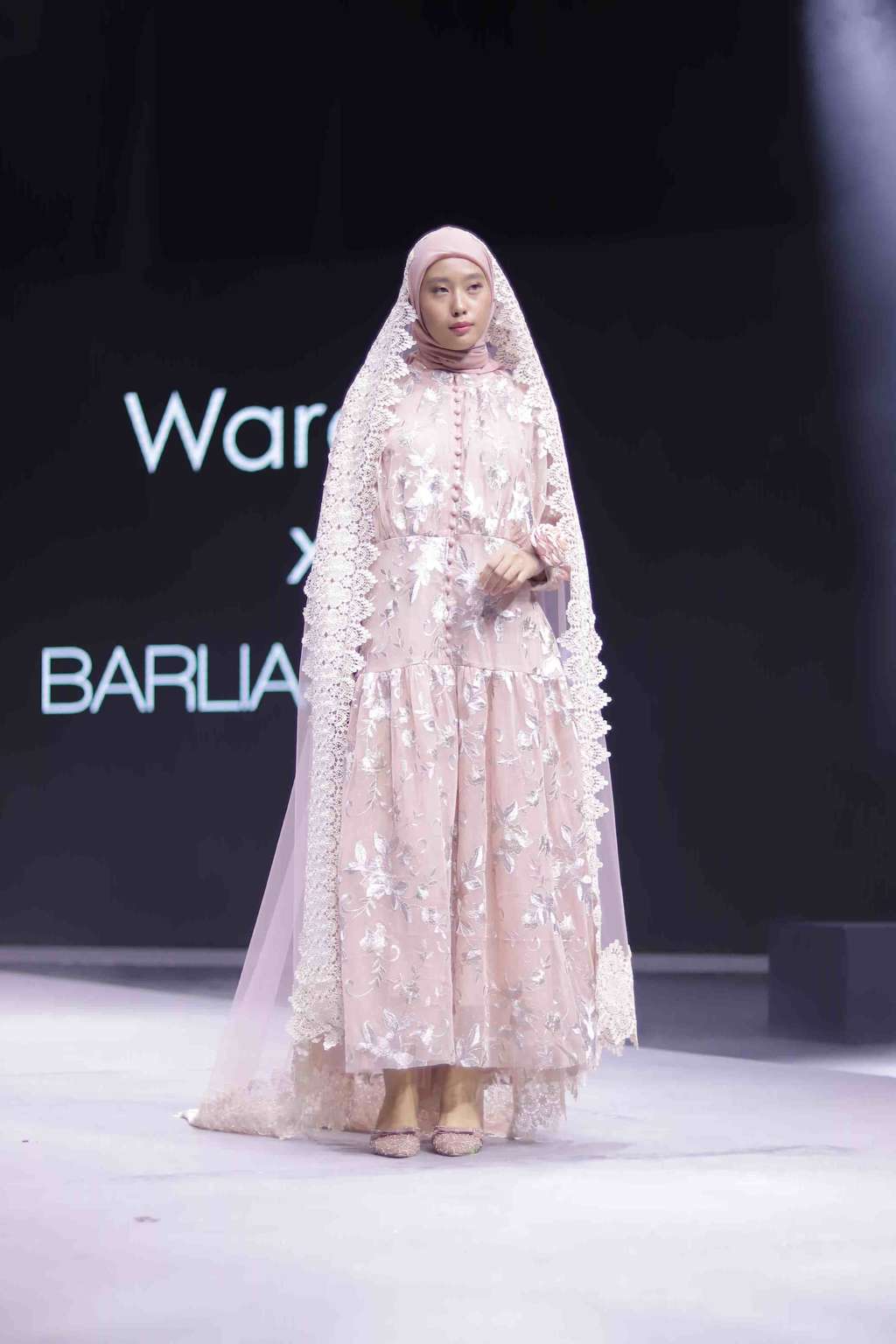 Cantiknya Dewi Sandra dengan Gamis Corak Bunga Langka India
