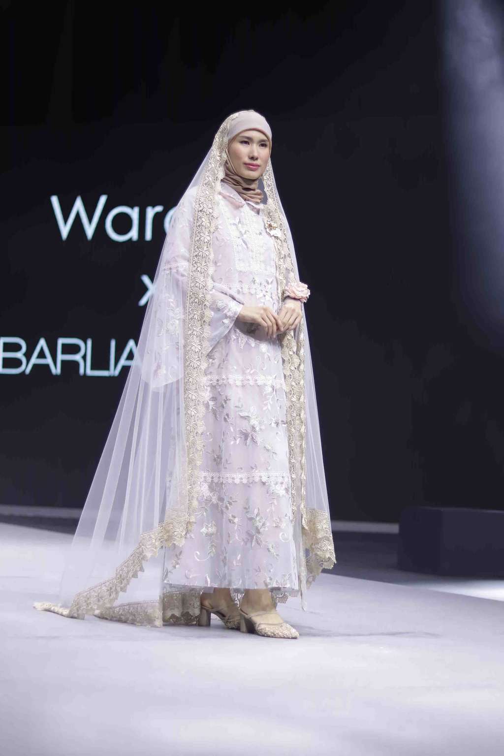 Cantiknya Dewi Sandra dengan Gamis Corak Bunga Langka India