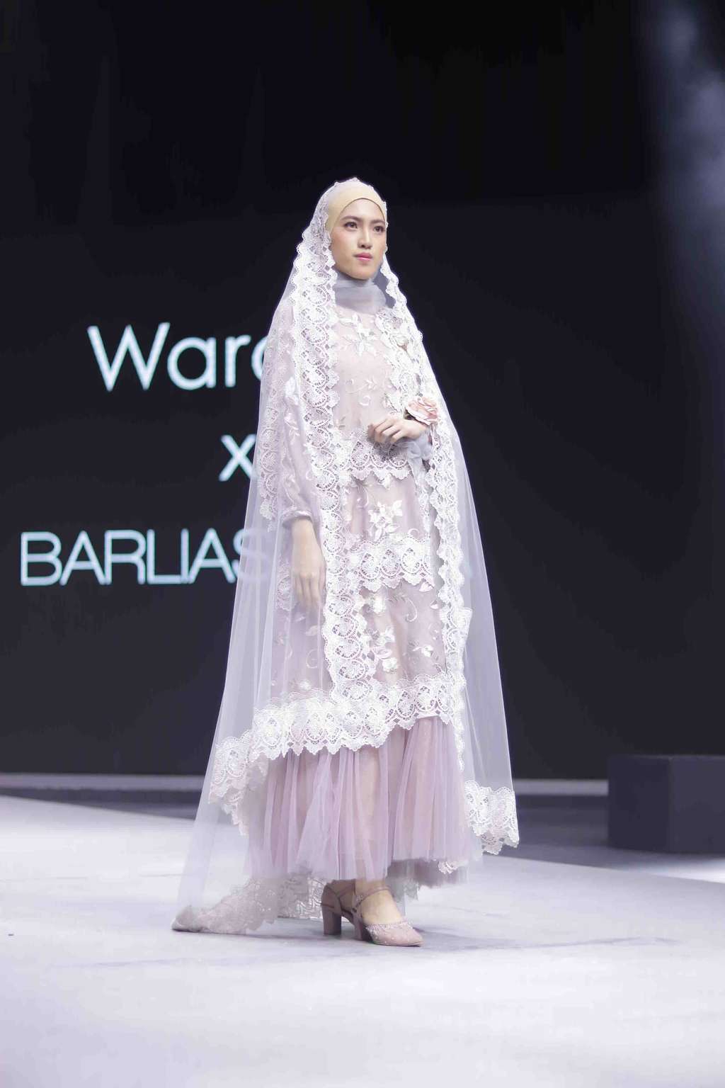 Cantiknya Dewi Sandra dengan Gamis Corak Bunga Langka India