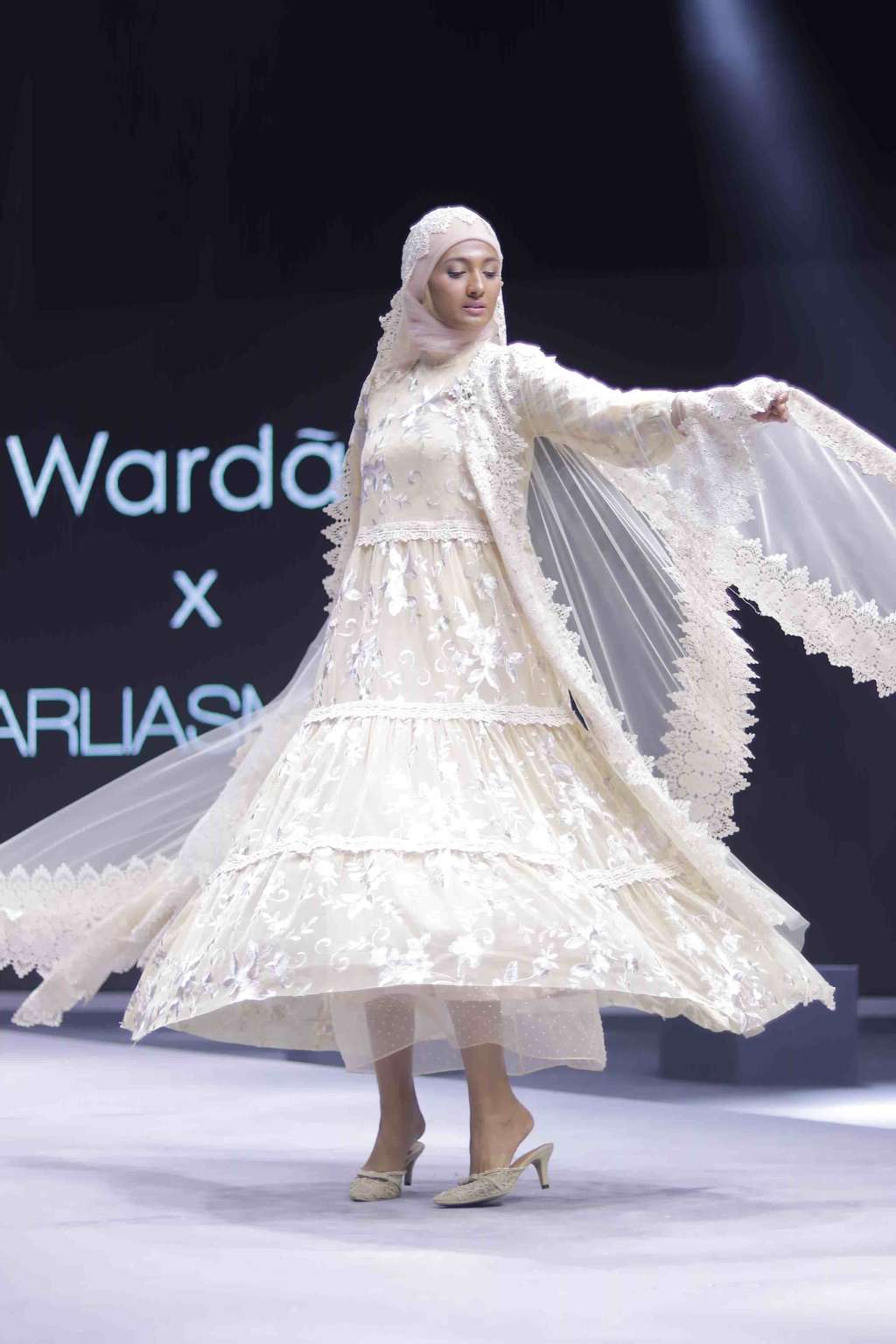 Cantiknya Dewi Sandra dengan Gamis Corak Bunga Langka India