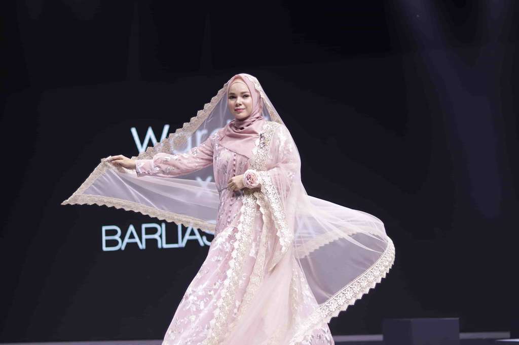 Cantiknya Dewi Sandra dengan Gamis Corak Bunga Langka India