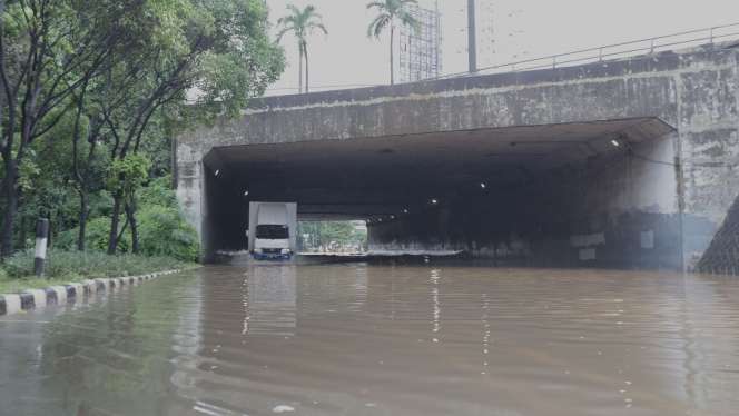 Penampakan Underpass Cawang Banjir Satu Meter