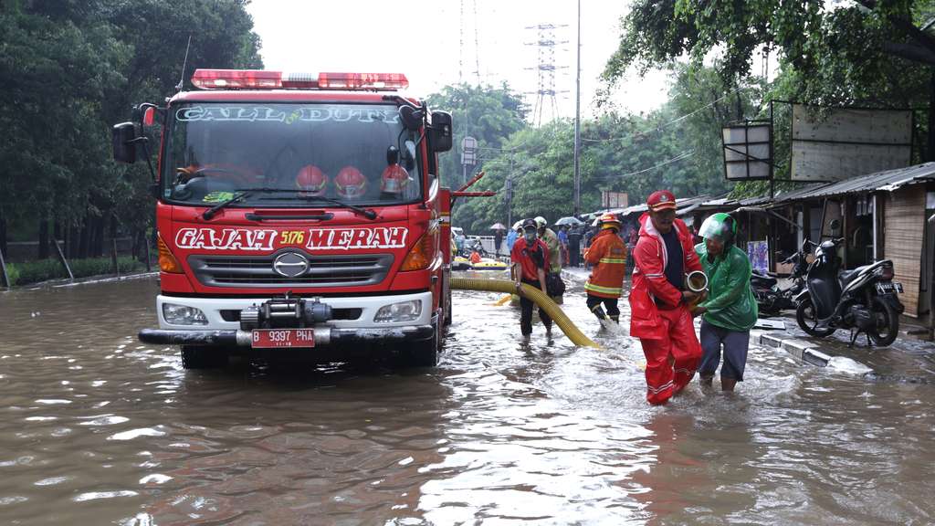 Penampakan Underpass Cawang Banjir Satu Meter