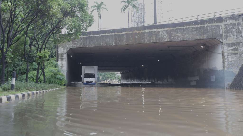 Penampakan Underpass Cawang Banjir Satu Meter