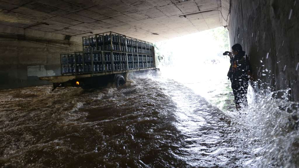 Penampakan Underpass Cawang Banjir Satu Meter