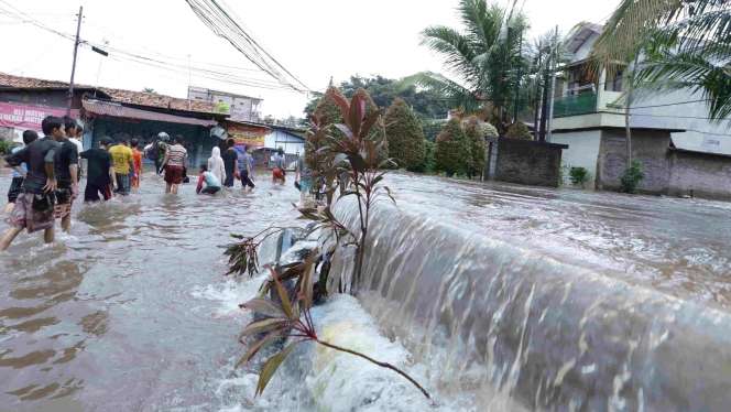Foto Terkini Banjir di Kampung Makasar, Ketinggian Air Semeter