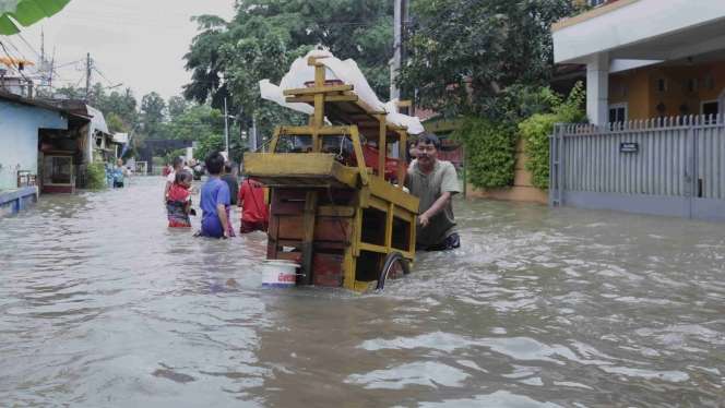 Foto Terkini Banjir di Kampung Makasar, Ketinggian Air Semeter