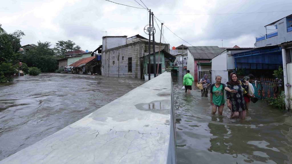 Foto Terkini Banjir di Kampung Makasar, Ketinggian Air Semeter
