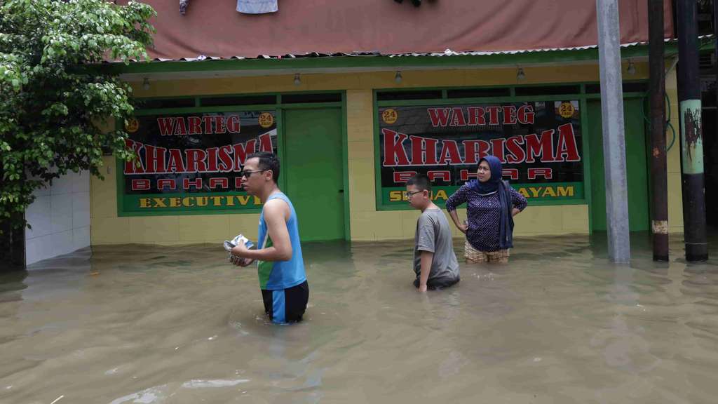 Foto Terkini Banjir di Kampung Makasar, Ketinggian Air Semeter