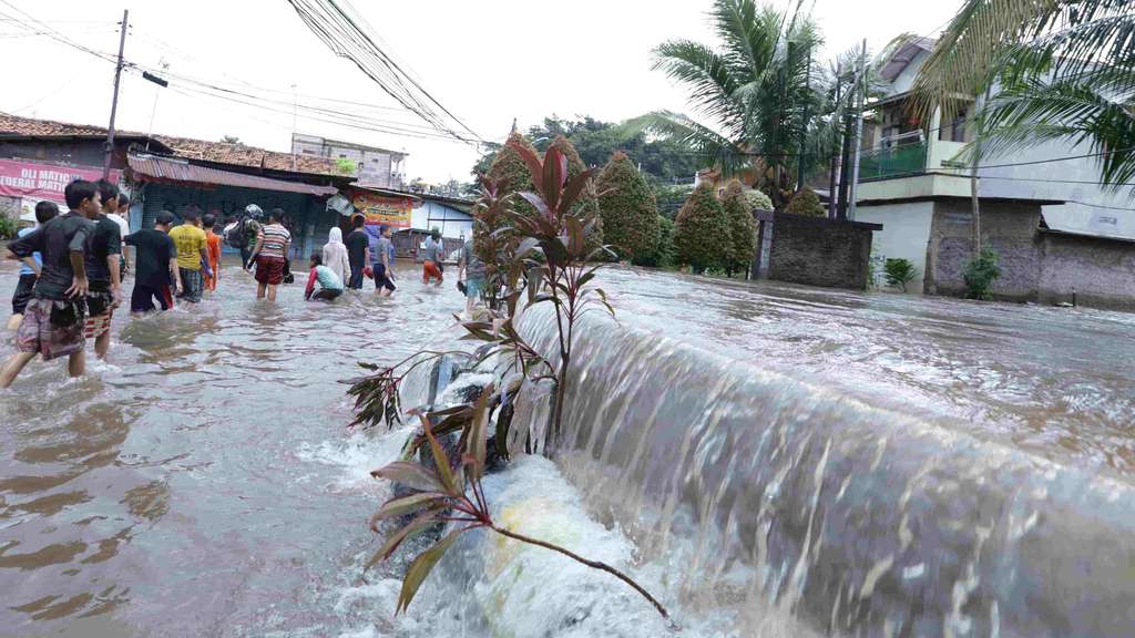 Foto Terkini Banjir di Kampung Makasar, Ketinggian Air Semeter