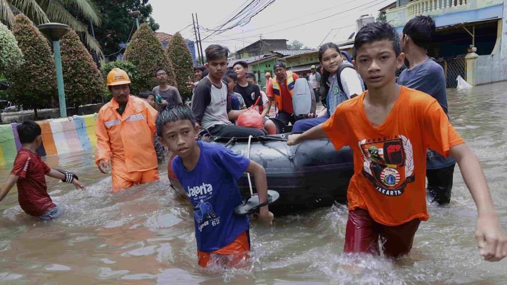 Foto Terkini Banjir di Kampung Makasar, Ketinggian Air Semeter