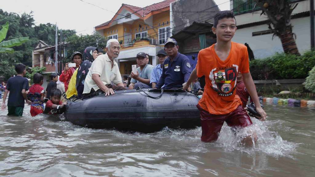 Foto Terkini Banjir di Kampung Makasar, Ketinggian Air Semeter