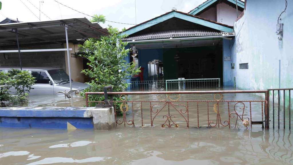 Foto Terkini Banjir di Kampung Makasar, Ketinggian Air Semeter