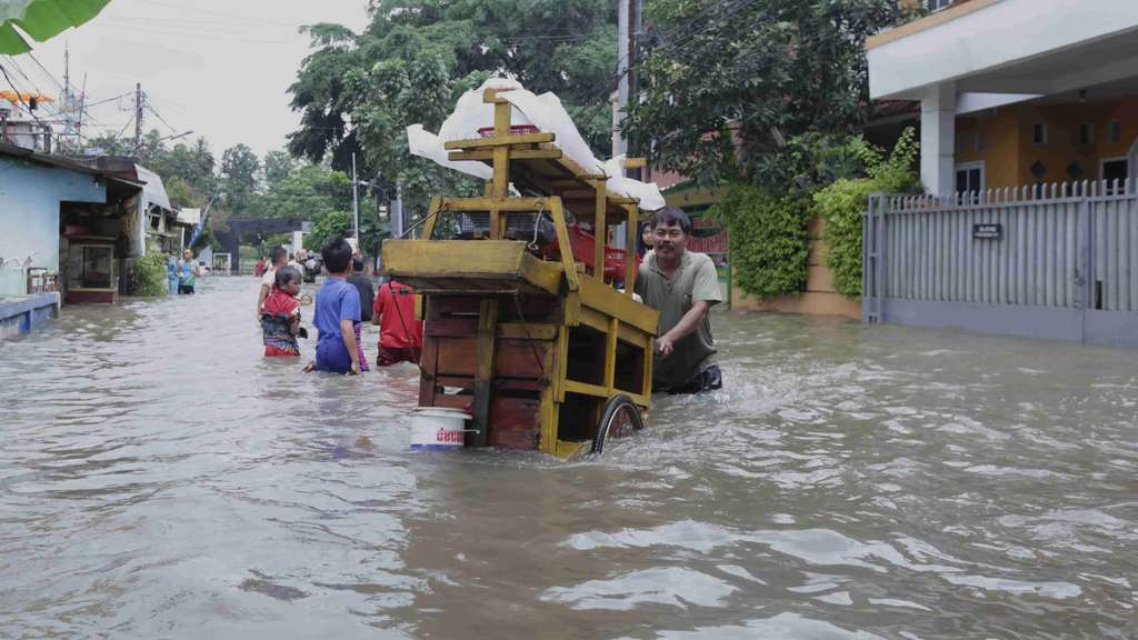 Foto Terkini Banjir di Kampung Makasar, Ketinggian Air Semeter
