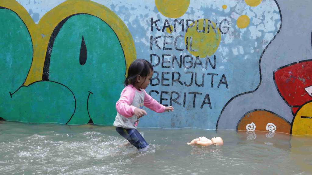 Foto Terkini Banjir di Kampung Makasar, Ketinggian Air Semeter