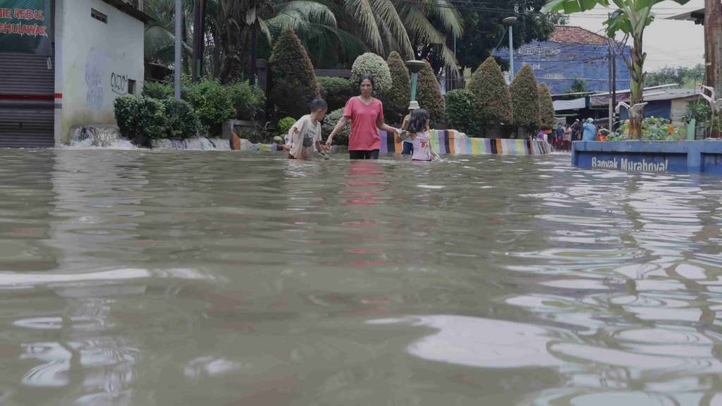 Foto Terkini Banjir di Kampung Makasar, Ketinggian Air Semeter