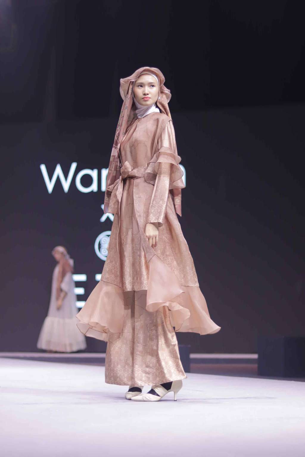 Koleksi Modest Wear dengan Riasan Flawless