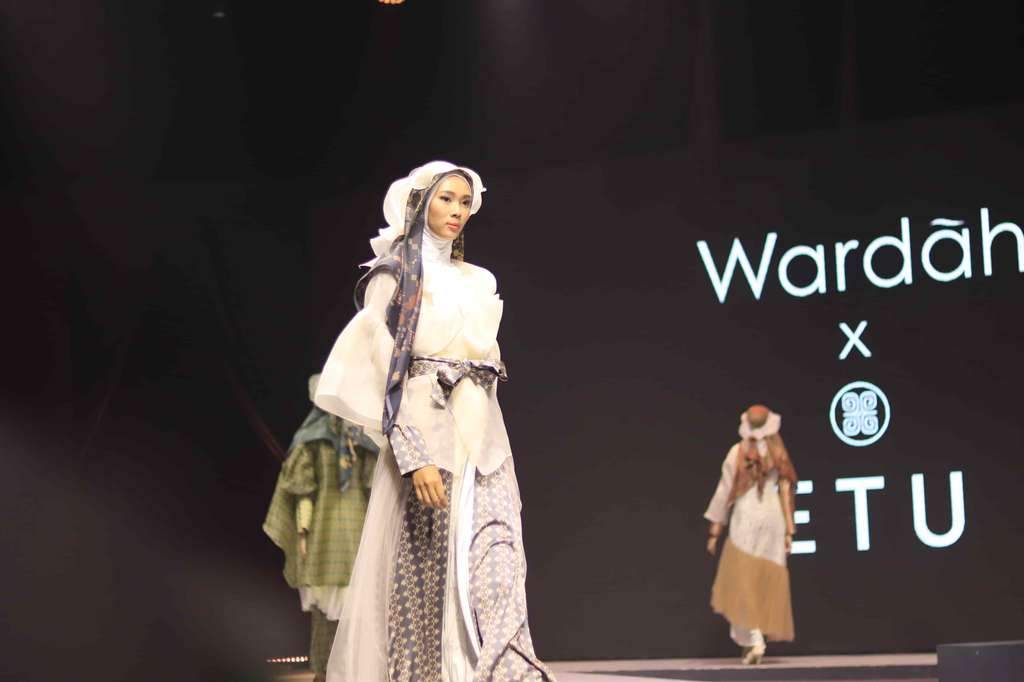 Koleksi Modest Wear dengan Riasan Flawless