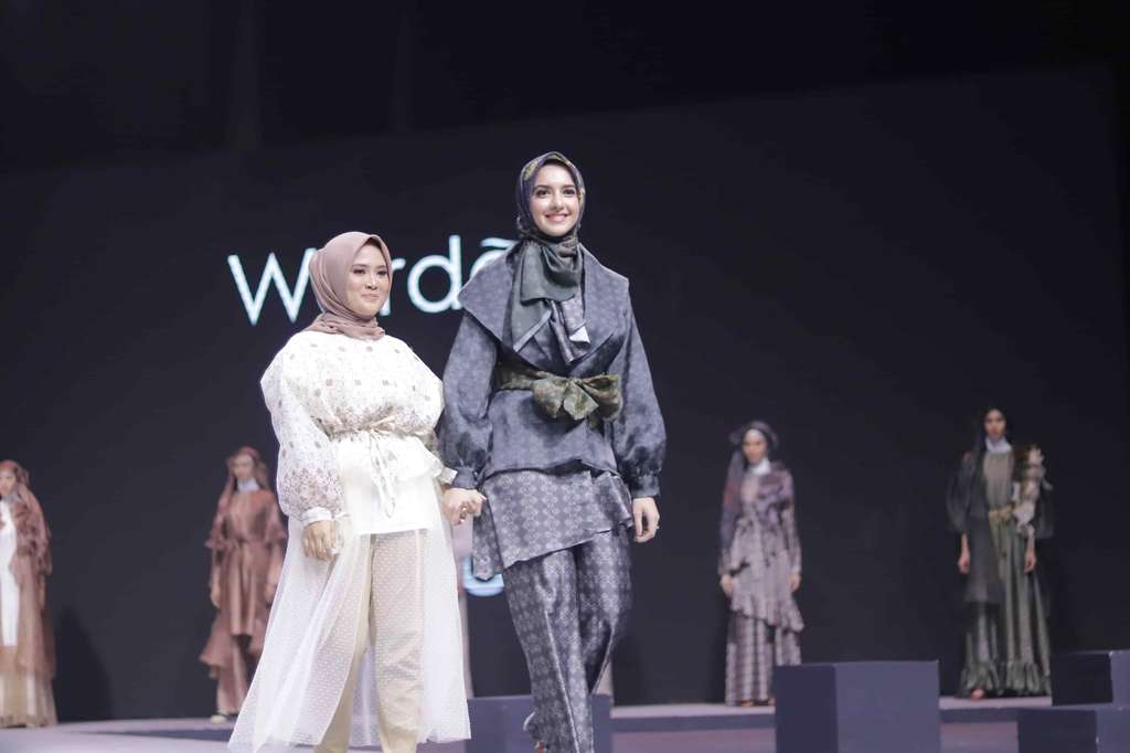Koleksi Modest Wear dengan Riasan Flawless
