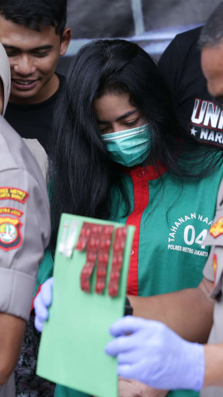 Penampilan Artis Vitalia Shesa Berbaju Tahanan