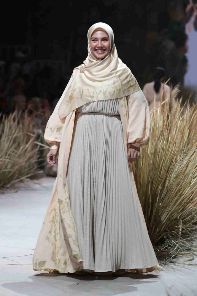 Laudya Cynthia Bella Sulap Limbah Daun Jadi Fashion Berkelas