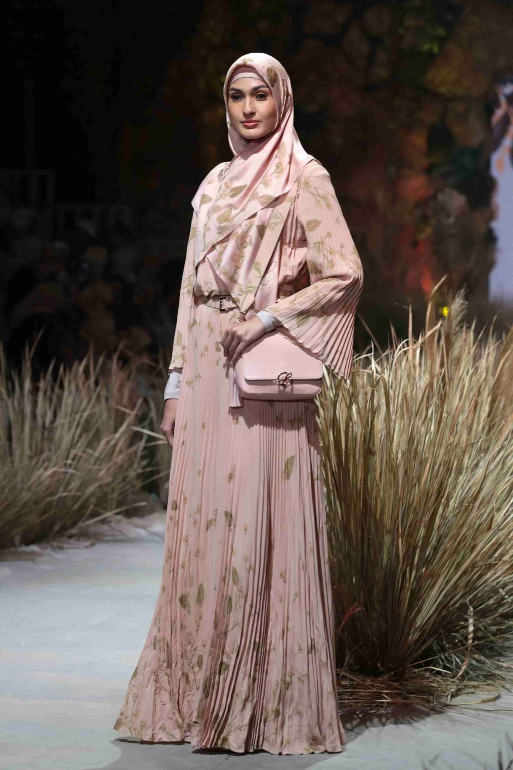 Laudya Cynthia Bella Sulap Limbah Daun Jadi Fashion Berkelas