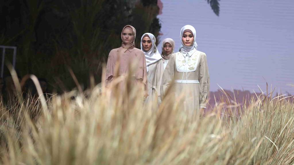 Laudya Cynthia Bella Sulap Limbah Daun Jadi Fashion Berkelas