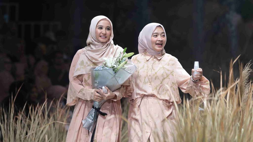 Laudya Cynthia Bella Sulap Limbah Daun Jadi Fashion Berkelas
