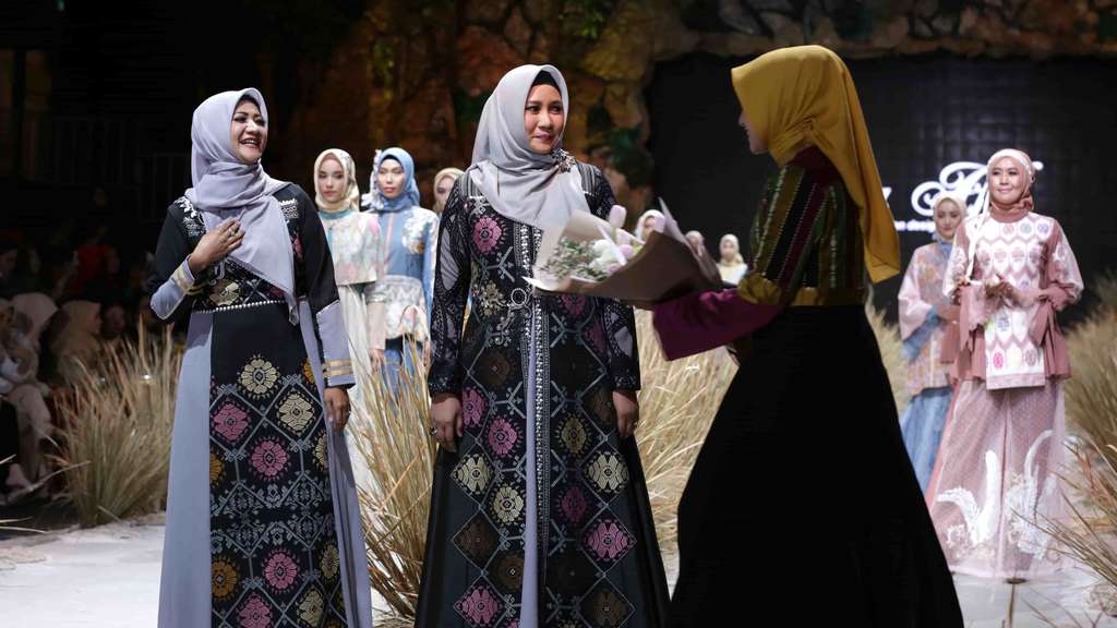 16 Busana Muslim Etnik NTB Rancangan Lia Afif 