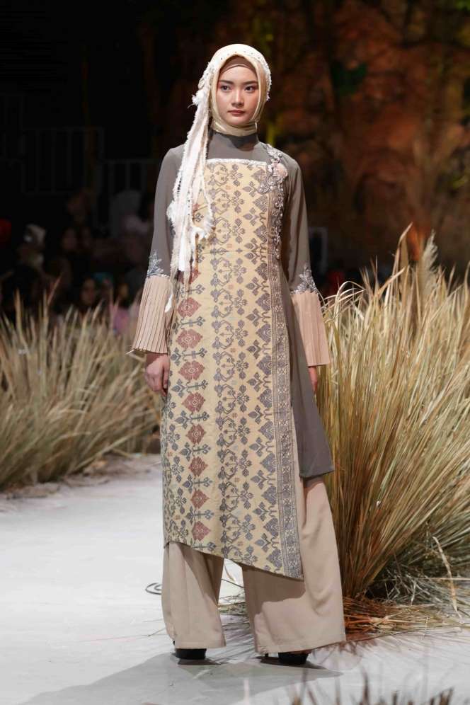 16 Busana Muslim Etnik NTB Rancangan Lia Afif 