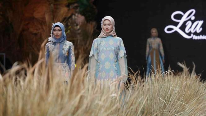 16 Busana Muslim Etnik NTB Rancangan Lia Afif 