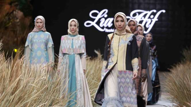 16 Busana Muslim Etnik NTB Rancangan Lia Afif 