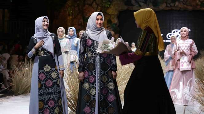 16 Busana Muslim Etnik NTB Rancangan Lia Afif 