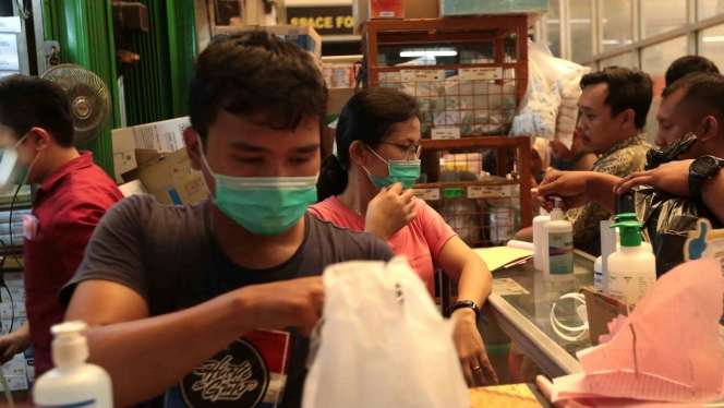 Warga Berburu Masker Usai 2 Warga Depok Positif Corona
