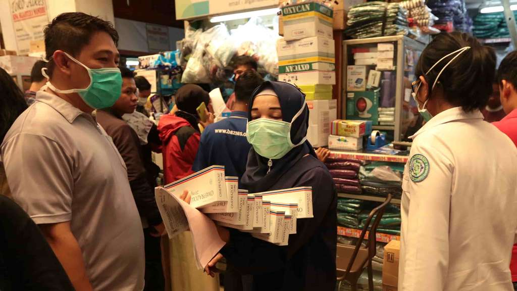 Warga Berburu Masker Usai 2 Warga Depok Positif Corona