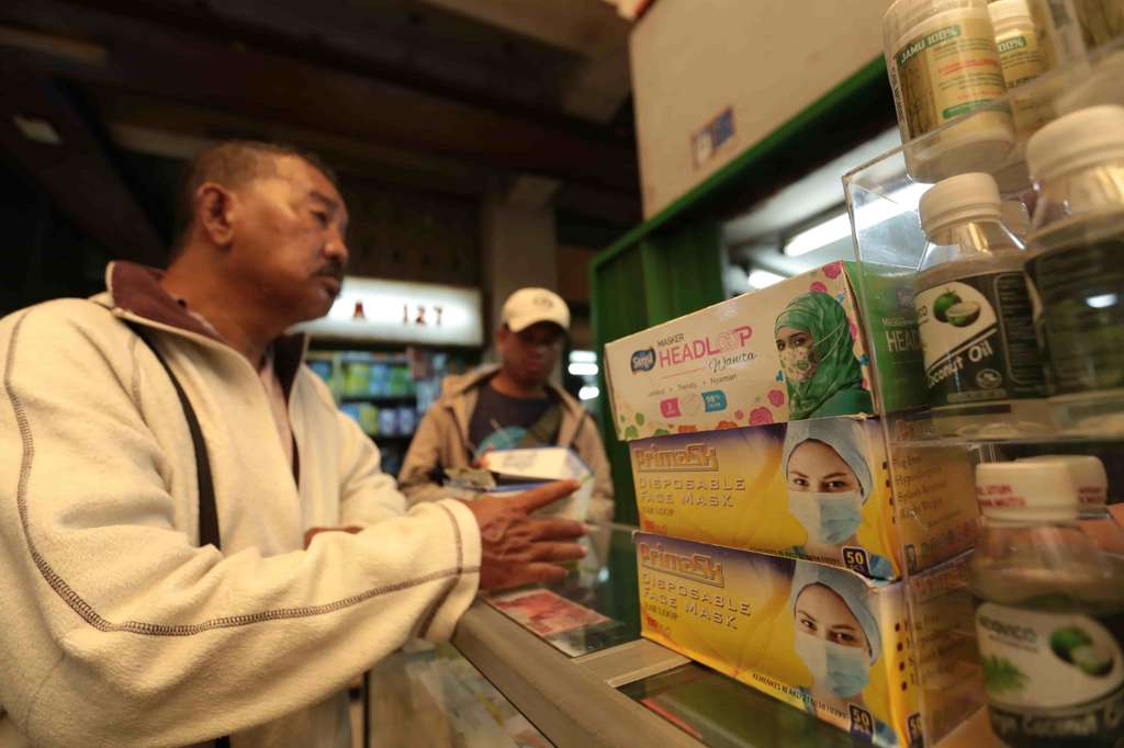 Warga Berburu Masker Usai 2 Warga Depok Positif Corona