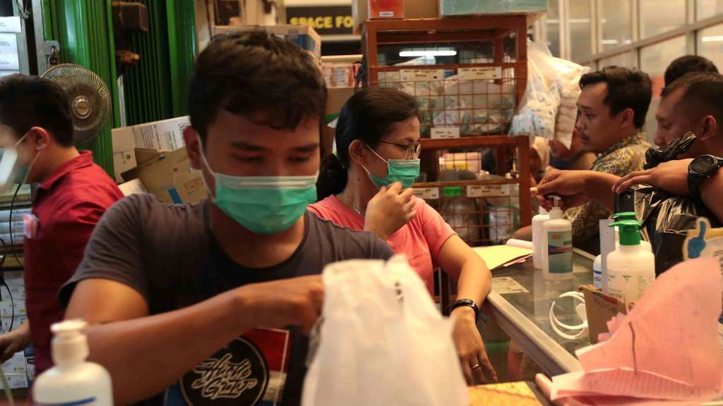 Warga Berburu Masker Usai 2 Warga Depok Positif Corona