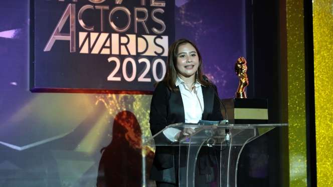 Potret Stylish Prilly Latuconsina Berbusana Monokrom