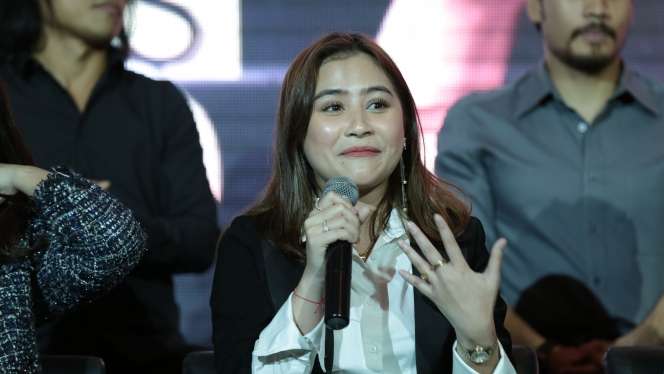 Potret Stylish Prilly Latuconsina Berbusana Monokrom