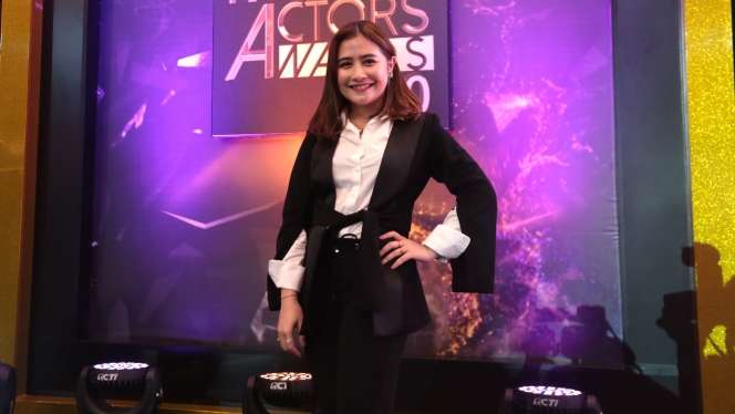 Potret Stylish Prilly Latuconsina Berbusana Monokrom