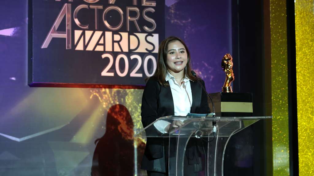 Potret Stylish Prilly Latuconsina Berbusana Monokrom