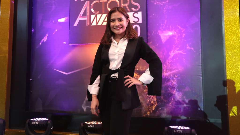 Potret Stylish Prilly Latuconsina Berbusana Monokrom